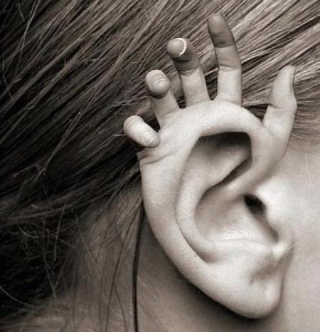 l'oreille main